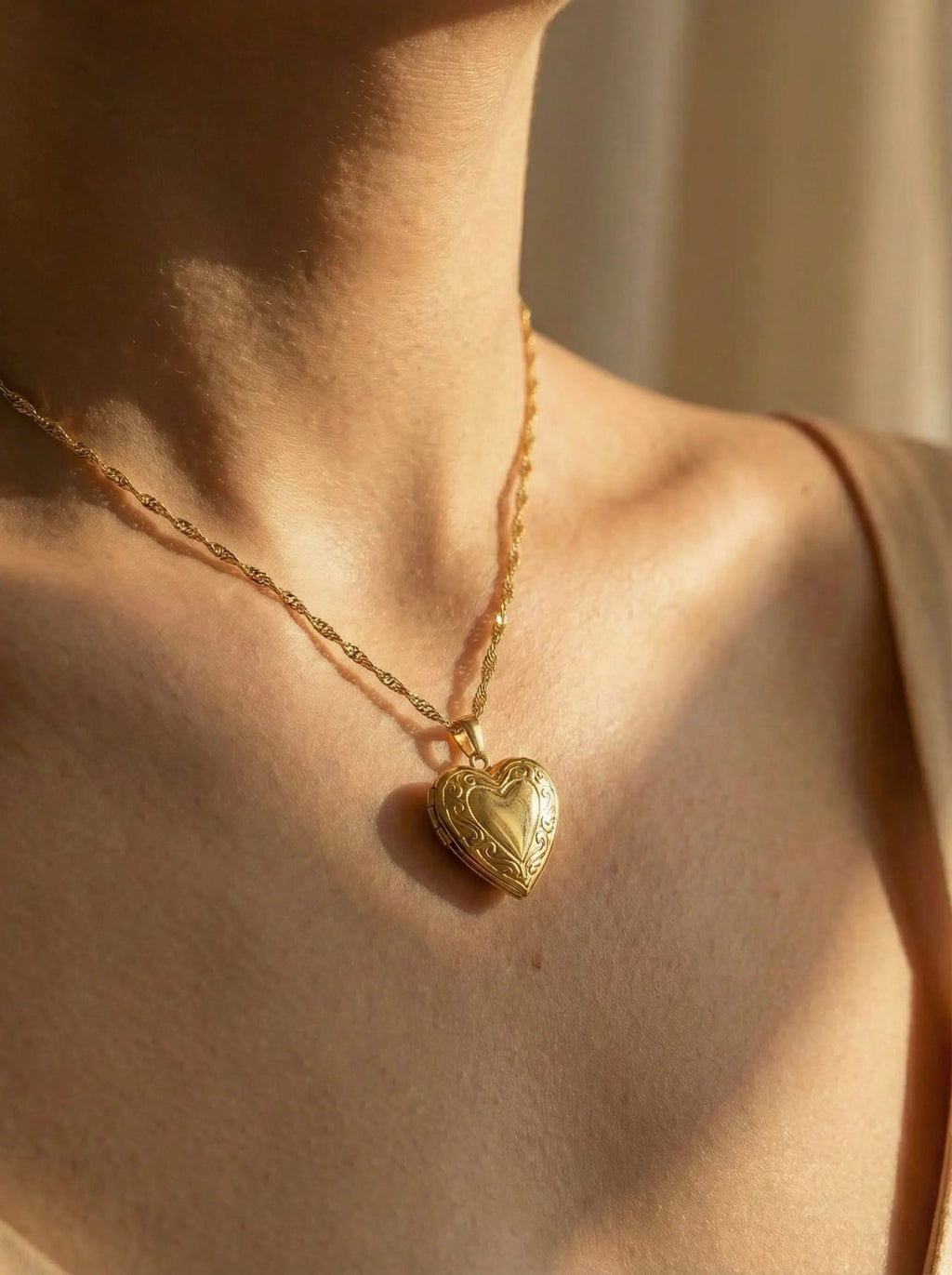 Éterne Necklaces