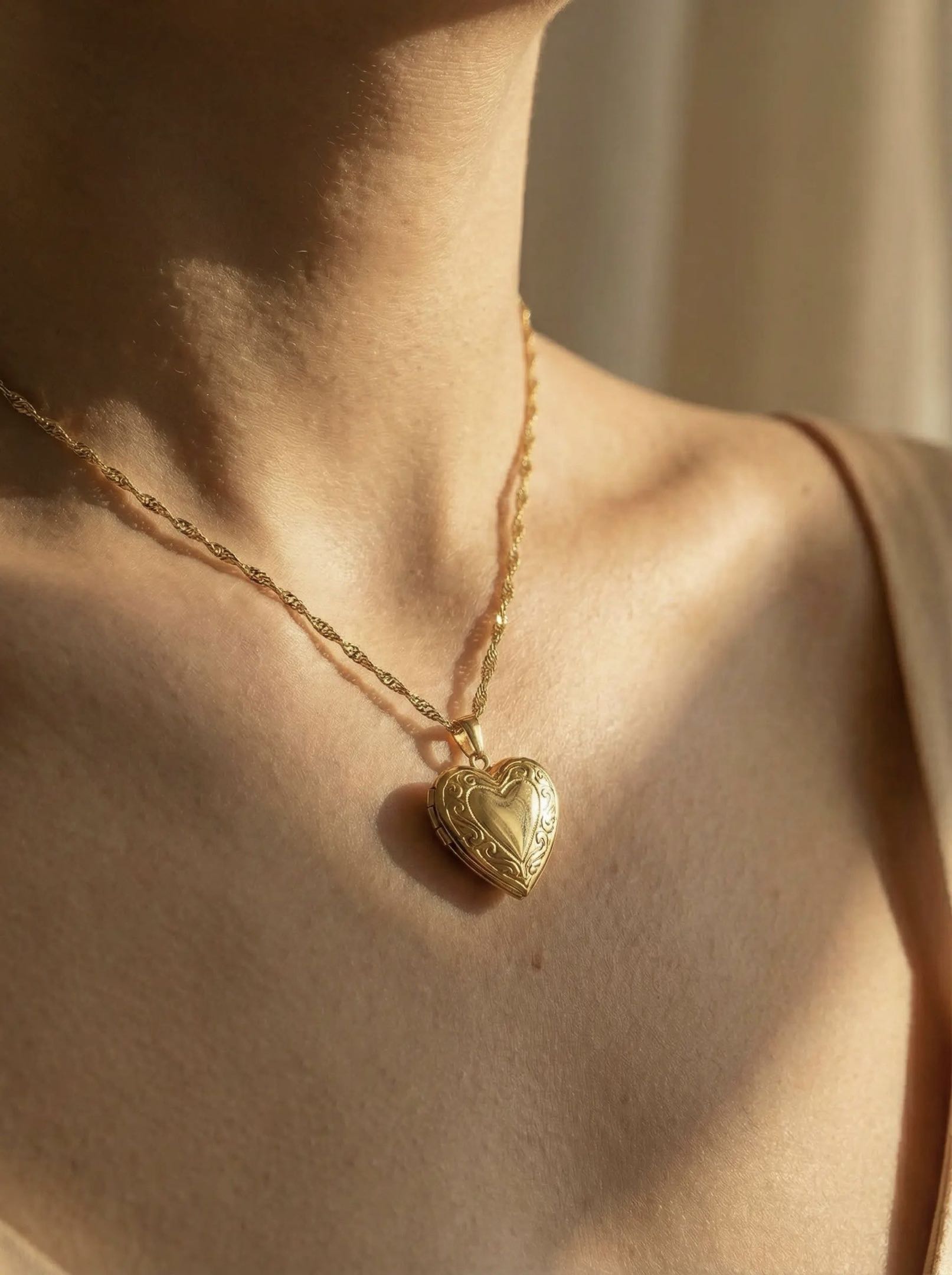 Éterne Necklaces